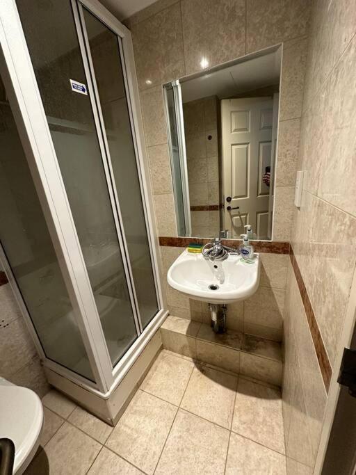 A 2 Standard Bedrooms Flat 伦敦 外观 照片