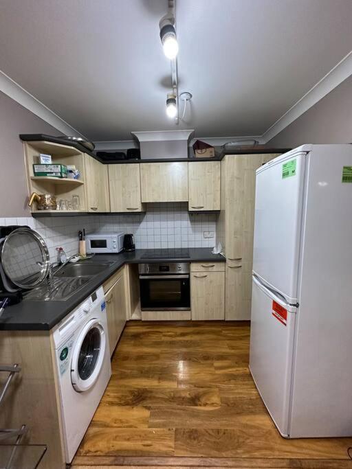 A 2 Standard Bedrooms Flat 伦敦 外观 照片